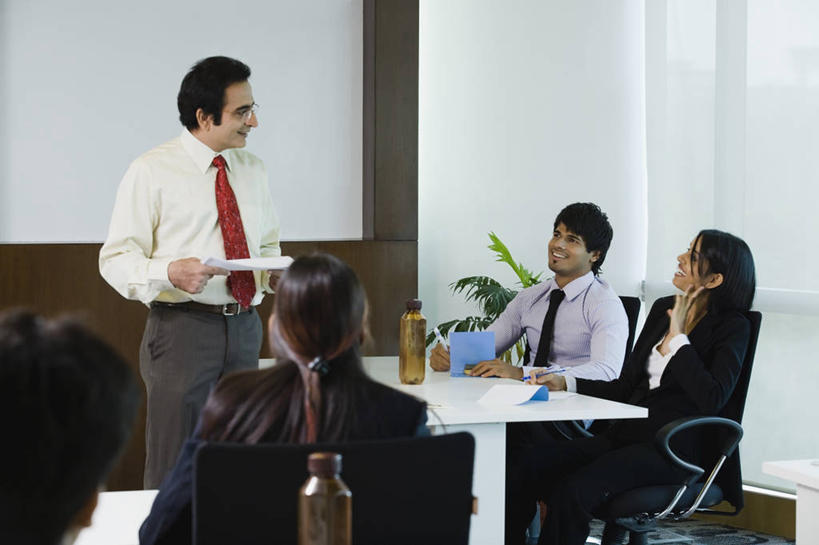 成年人,头发,同事,商务人士,商务男性,商务女性,办公室,站,坐,微笑,横图,室内,白天,衬衫,商务,讨论,通讯,成功,合作,团队,集体,信心,印度,五个人,套装,正装,会议,纸,领带,拿着,队伍,黑色,手势,金融,摄影,观看,领导,演说,企业,公司,成就,文档,商务装,合伙,领袖,工薪阶层,渴望,策略,马哈拉施特拉邦,孟买,榜样,把握,年轻男性,年轻女性,印度人,年轻人,白领,上班族,说话,彩图,衬衣,打手势,掌控