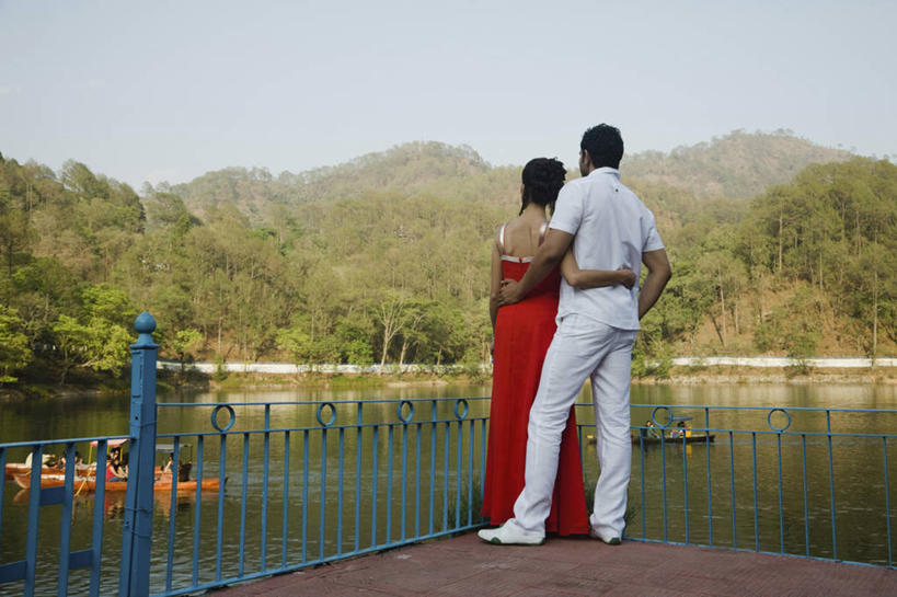 成年人,两个人,夫妻,栏杆,站,横图,室外,白天,晚礼服,爱情,旅游,度假,时尚,信心,湖,美景,森林,山脉,水,印度,亚洲,正装,并排,景观,浪漫,娱乐,树,背面,风景,自然,享受,休闲,思考,景色,恩爱,放松,搭,恋人,摄影,宁静,高雅,搭着,自然风光,南亚,印度共和国,异性恋,尤物,名媛,年轻男性,年轻女性,印度人,年轻人,夫妇,情侣,休闲活动,拥抱,彩图,乌塔兰契尔邦,伴侣,魅力,佳丽,丽人,美人,上流社会,媛