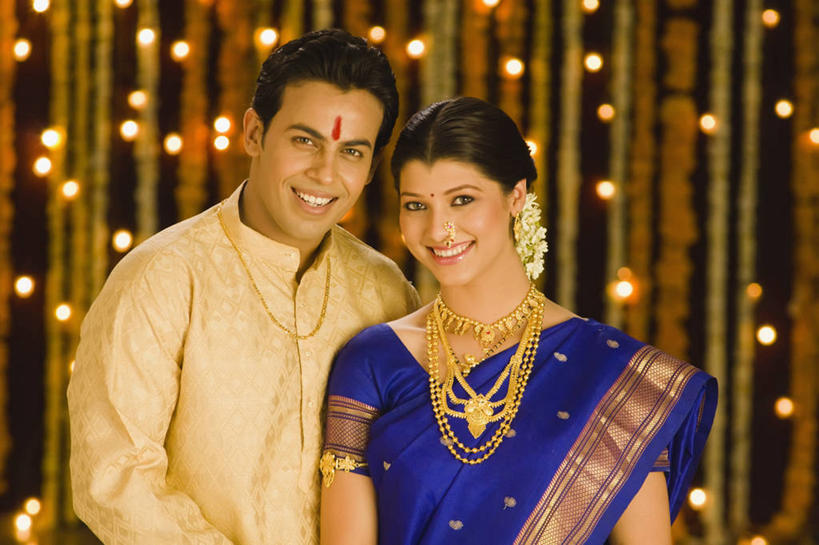 成年人,脸,头,脸颊,头发,两个人,夫妻,横图,室内,白天,正面,爱情,快乐,幸福,信心,珠宝,印度,勾,挽,装饰,浪漫,肩膀,黑色,饰品,恩爱,勾着,恋人,摄影,华丽,修饰,点缀,高雅,享乐,肖像,挽着,印度文化,纱丽,衬托,美观,雅致,雅观,马哈拉施特拉邦,异性恋,浦那,年轻男性,年轻女性,印度人,年轻人,头部,脸部,脸蛋,面部,夫妇,情侣,彩图,传统服装,爱,伴侣,传统文化,美人