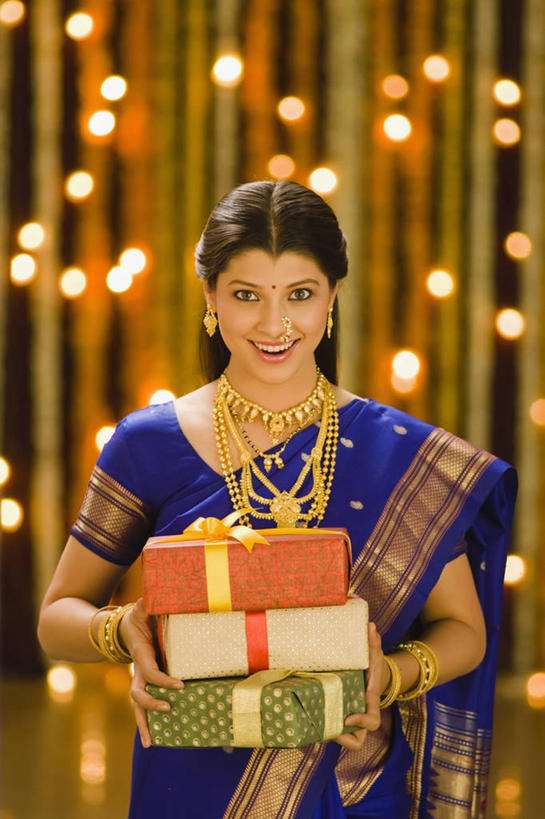 成年人,头发,一个人,站,笑,微笑,露齿笑,竖图,室内,正面,快乐,幸福,信心,礼物,项链,珠宝,印度,仅一个年轻女性,仅一个女性,仅一个人,庆祝,装饰,包装,包装纸,缎带,黑色,饰品,乐趣,摄影,惊奇,华丽,修饰,照亮,点缀,高雅,享乐,运送,肖像,印度文化,纱丽,衬托,美观,雅致,雅观,马哈拉施特拉邦,浦那,年轻女性,女人,女性,印度人,年轻人,长发,直发,半身,彩图,传统服装,传统文化,美人