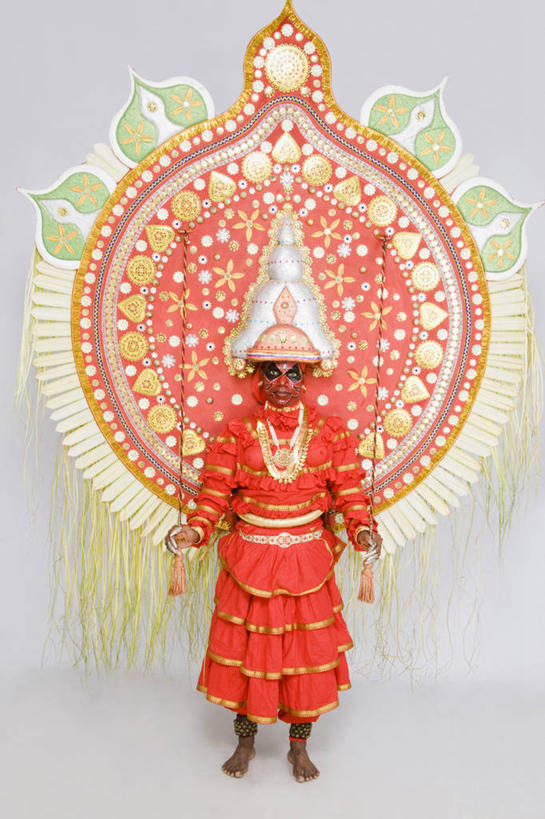 成年人,中年人,一个人,站,竖图,白色背景,正面,重复,印度,仅一个男性,仅一个人,仅一个中年男性,神话,扇子,拿着,红色,摄影,肖像,魔鬼,印度文化,喀拉拉邦,印度教,式样,美术工艺,男人,男性,中年男性,印度人,舞者,彩图,影棚拍摄,传统服装,传统文化