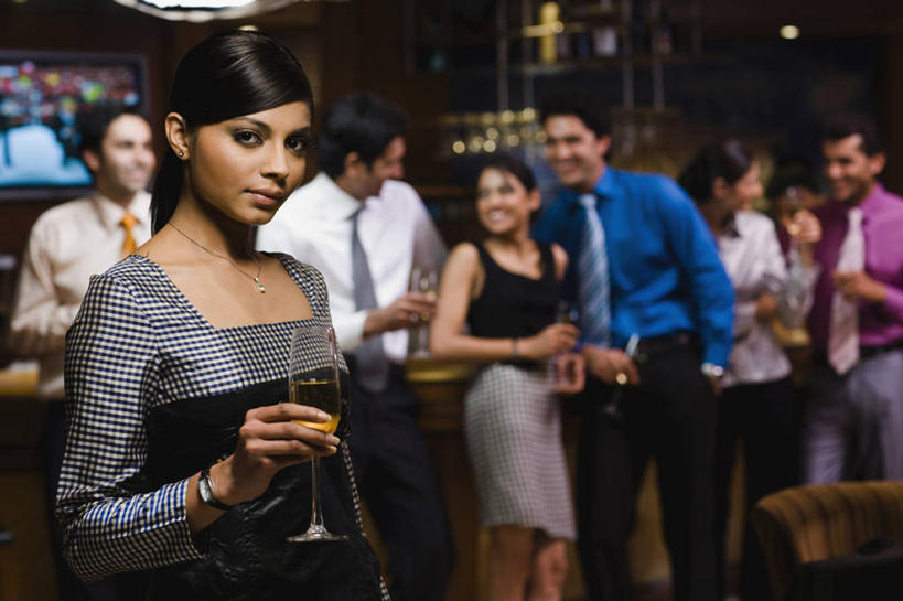 成年人,头发,站,坐,微笑,横图,室内,特写,快乐,幸福,吧台,印度,套装,庆祝,拿着,饮料,黑色,香槟,手势,摄影,肖像,香槟杯,快活,欢愉,康乐,哈里亚纳邦,年轻男性,年轻女性,印度人,年轻人,休闲活动,半身,彩图,高兴,打手势