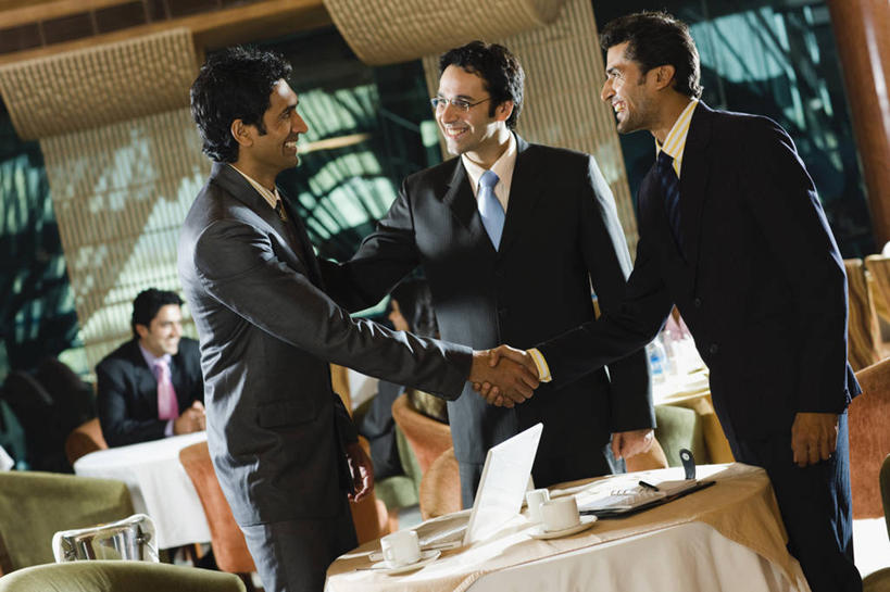 成年人,中年人,头发,三个人,商务人士,商务男性,站,握手,微笑,横图,室内,白天,衬衫,聚会,商务,成功,桌子,印度,套装,庆祝,聚餐,饮料,黑色,香槟,摄影,商务装,会餐,工薪阶层,香槟杯,哈里亚纳邦,年轻男性,中年男性,印度人,年轻人,白领,上班族,玻璃杯,休闲活动,彩图,衬衣,餐馆,商务餐饮
