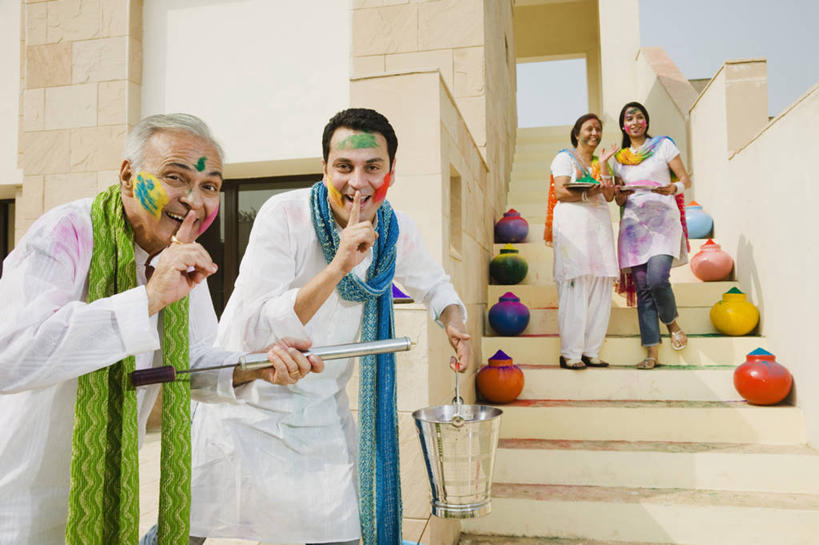 成年人,中年人,老年人,四个人,微笑,横图,室外,白天,绘画,快乐,幸福,玩具,印度,节日,庆祝,艺术,首都,台阶,放松,摄影,生活方式,颜料,美术,运送,作画,染料,印度文化,新德里,恶作剧,无忧无虑,老年男性,老年女性,男人,男性,年轻女性,中年男性,印度人,年轻人,休闲活动,彩图,胡里节,丙烯颜料