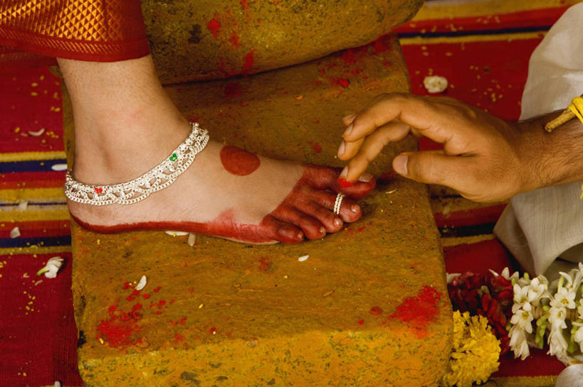 成年人,手,两个人,新娘,新郎,横图,俯视,室内,特写,婚礼,幸福,印度,庆祝,艺术,彩绘,首都,文化,布置,红色,赤脚,人体,摄影,部分,脚链,足,染料,人体彩绘,印度文化,新德里,美观,纹身彩绘,年轻男性,年轻女性,印度人,年轻人,彩图,高角度拍摄,传统服装,爱