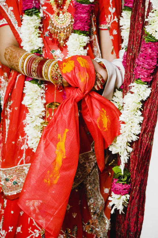 成年人,手,两个人,丈夫,妻子,新娘,新郎,竖图,室内,特写,白天,正面,婚礼,快乐,珠宝,印度,庆祝,花环,首都,结婚,喜庆,人体,摄影,宗教,手镯,纪念,部分,印度文化,新德里,男性,年轻男性,年轻女性,女性,印度人,年轻人,手牵手,彩图,传统服装,爱,高兴,传统文化