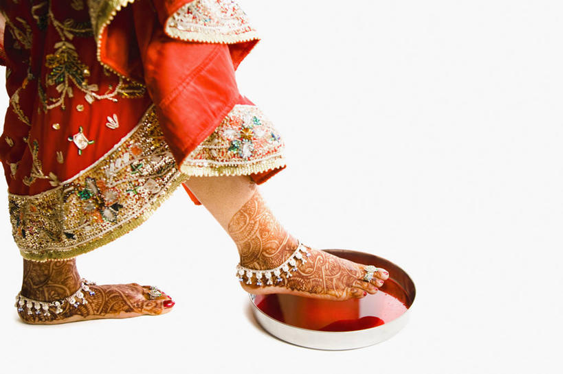 成年人,一个人,新娘,横图,白色背景,侧面,婚礼,快乐,水,仅一个年轻女性,仅一个女性,仅一个人,庆祝,结婚,红色,碗,喜庆,赤脚,人体,摄影,宗教,纪念,部分,脚链,足,印度文化,年轻女性,女人,女性,印度人,年轻人,彩图,影棚拍摄,传统服装,高兴,传统文化