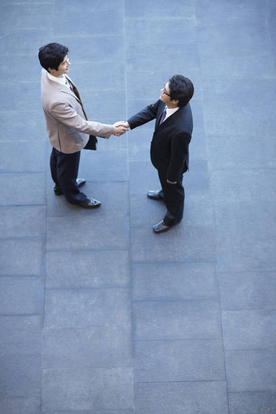 东方人,一个人,两个人,伙伴,同事,朋友,商务人士,商务男性,站,握手,竖图,俯视,室内,白天,鞋,衬衫,友谊,成功,合作,团队,集体,信心,鞋子,亚洲,仅一个男性,仅一个人,仅一个中年男性,阴影,套装,反射,瓷砖,地砖,影子,领带,皮革,地面,黄种人,队伍,相视,站着,面对面,战略,对视,领导,互视,象征,庄重,成就,相对,商务装,身份,合伙,领袖,工薪阶层,相看,联合,合谋,正式,地位,配合,协作,男人,男性,中年男性,亚洲人,白领,上班族,搀手,拉手,手搀手,手拉手,手牵手,手握手,站立,彩图,高角度拍摄,全身,衬衣,皮鞋