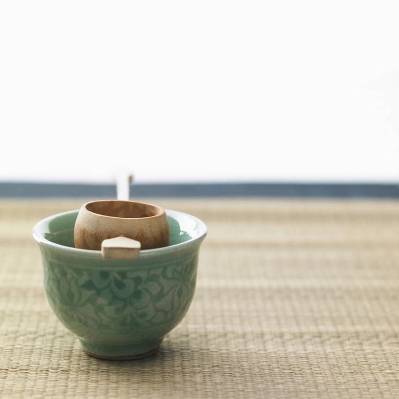 无人,竖图,室内,特写,白天,白色背景,正面,餐桌,桌子,静物,杯子,阴影,朦胧,模糊,反射,木制,影子,勺子,茶勺,一个,木制品,水杯,摄影,影棚,单个,餐台,茶杯,彩图,影棚拍摄,拍摄