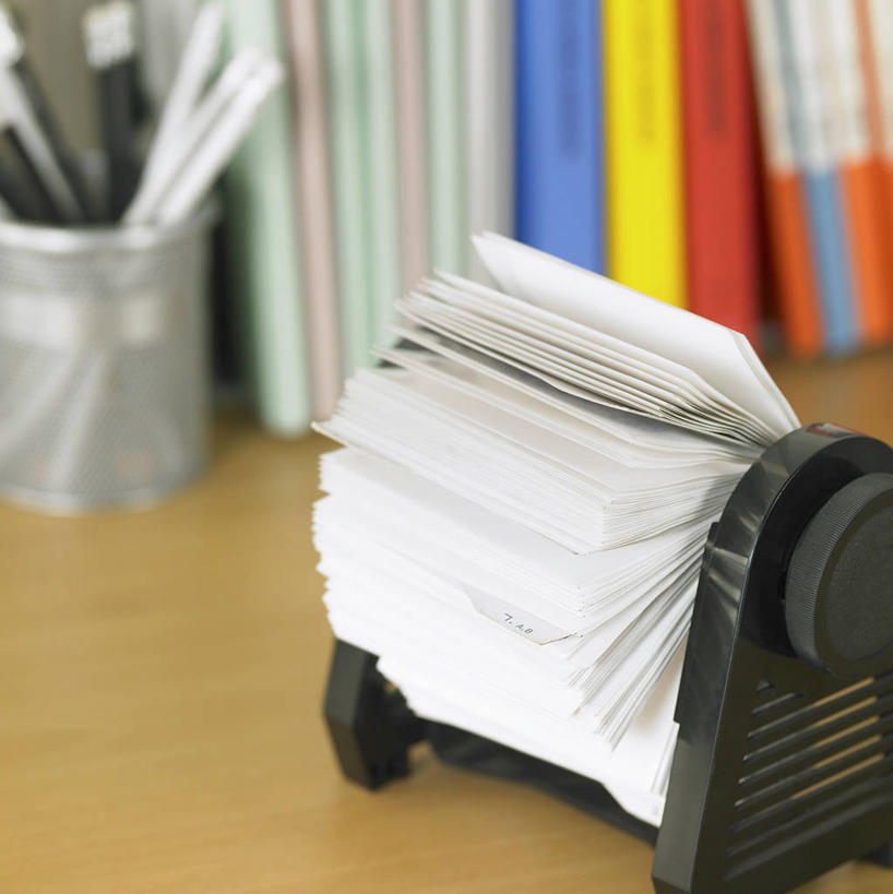 无人,办公室,竖图,室内,特写,白天,正面,植物,家具,桌子,静物,名片,笔筒,一堆,一排,许多,阴影,堆叠,堆积,朦胧,模糊,整齐,反射,信息,笔,影子,办公桌,办公用品,很多,联系,架子,文具,树,树木,排列,一个,绿色,自然,卡片,容器,学习用品,器皿,生长,单个,成长,储藏,堆,文具用品,储存,队列,身份,办公家具,名刺,名帖,交往,名片架,旋转名片架,插笔器具,文房用具,彩图,商业,桌面名片架,贮存