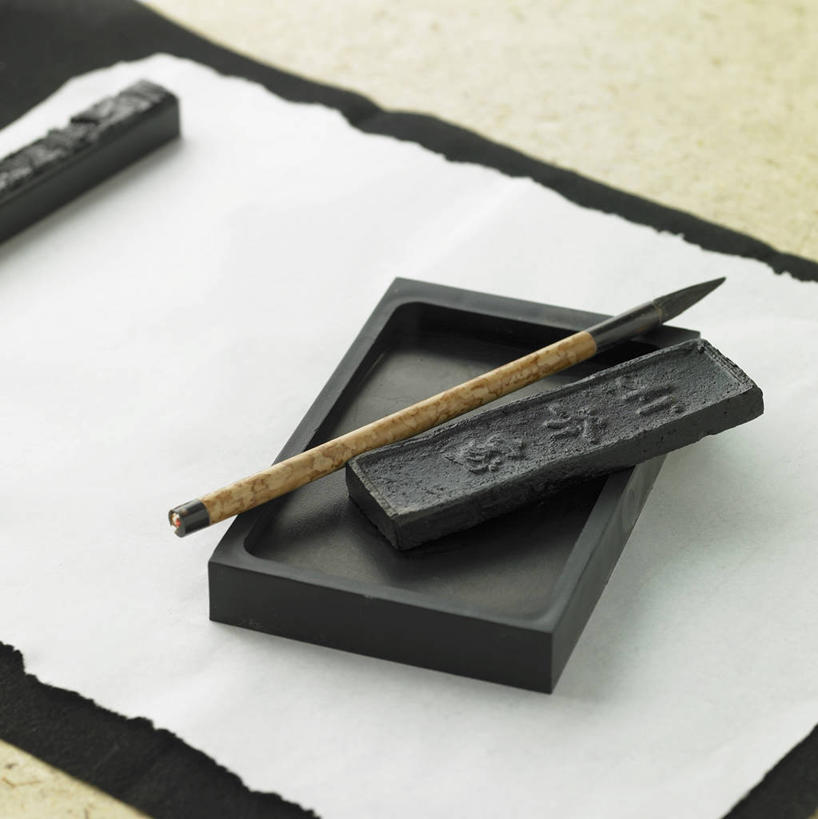 无人,竖图,俯视,室内,特写,白天,桌子,静物,阴影,反射,笔,毛笔,砚台,影子,纸,办公用品,砚,书桌,文具,课桌,学习用品,摄影,影棚,文具用品,两支,文房四宝,宣纸,纸寿千年,纸中之王,泾县纸,彩图,高角度拍摄,影棚拍摄,拍摄