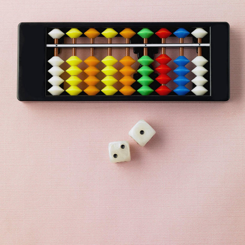 无人,竖图,俯视,室内,特写,白天,算盘,静物,玩具,阴影,粉色背景,古老,反射,计算,科学,骰子,影子,办公用品,文化,传统,两个,一个,理财,财务,摄影,影棚,单个,数学,赌具,色子,投子,珠算,彩图,高角度拍摄,影棚拍摄,拍摄