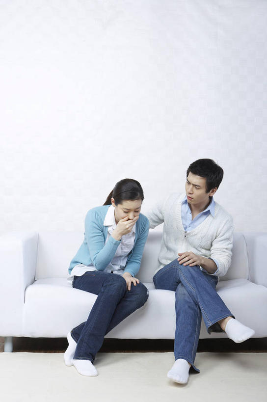 东方人,孕妇,两个人,家庭,夫妻,客厅,坐,竖图,室内,白天,正面,爱情,地板,地毯,沙发,亚洲,握,阴影,服装,裤子,装饰,编织,反射,影子,手工艺品,墙,织物,地面,浪漫,二郎腿,扭头,注视,牛仔裤,休闲装,黄种人,木地板,墙壁,墙面,衣服,白色,工艺品,低头,观察,看,转头,休闲,温暖,温馨,一家人,怀孕,休闲服,恩爱,搭,握着,恋人,服饰,观看,华丽,修饰,点缀,和睦,察看,起居室,待产,搭着,关注,布艺沙发,恶心,衬托,美观,雅致,雅观,呕吐,妊娠,准妈妈,垂头,客堂,男人,男性,年轻男性,年轻女性,女人,女性,亚洲人,年轻人,夫妇,情侣,产妇,坐着,彩图,全身,伴侣,融洽,反胃