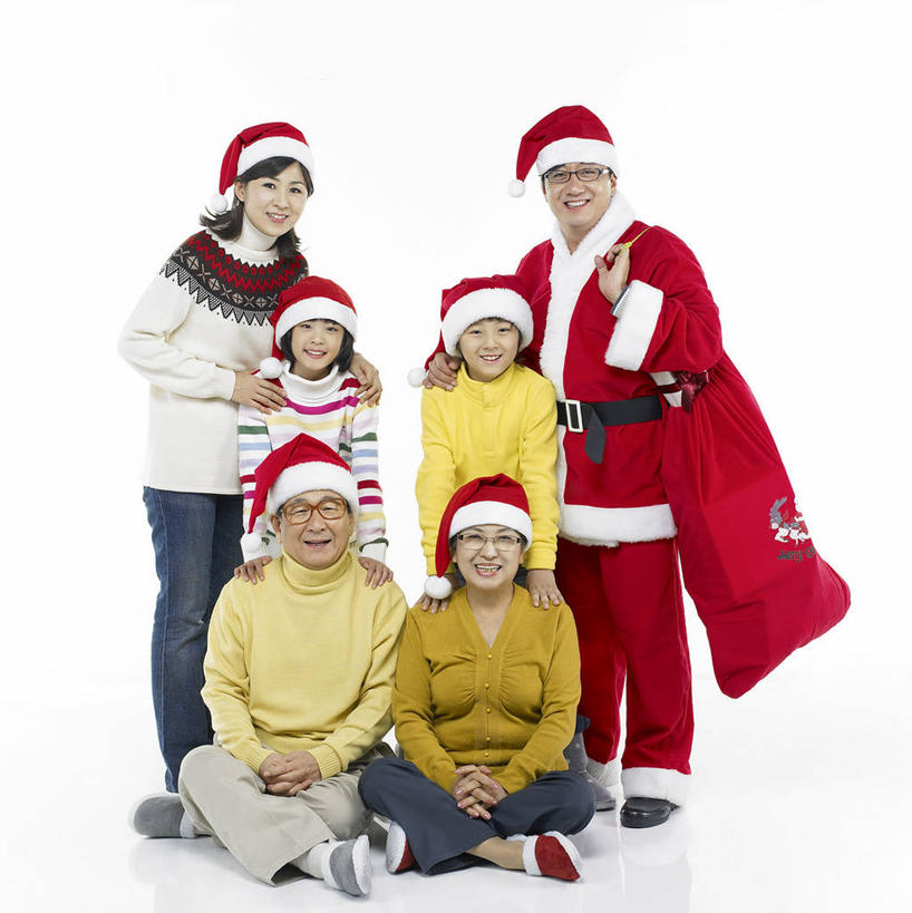 东方人,儿童,中年人,老年人,夫妻,母亲,父亲,女儿,祖母,祖父,三代同堂,站,坐,笑,盘腿,微笑,露齿笑,竖图,室内,白天,白色背景,正面,爱情,纯洁,袋子,帽子,亚洲,圣诞老人,握,阴影,服装,反射,影子,许多人,浪漫,麻袋,注视,黄种人,祖孙三代,一个,小孩,衣服,红色,容器,观察,看,扛,站着,一群人,温暖,温馨,父女,母女,圣诞帽,恩爱,父爱,可爱,母爱,童年,童趣,搭,握着,恋人,摄影,服饰,影棚,奶奶,爷爷,单个,观看,祖孙,储藏,和睦,察看,衣着,储存,穿着,搭着,关注,童真,烂漫,无邪,外婆,外孙女,外祖母,外公,外祖父,外孙,外孙子,棉帽,衣饰,扛在肩上,天真,老年男性,老年女性,男孩,男人,男性,女孩,女人,女性,中年男性,中年女性,亚洲人,孩子,夫妇,情侣,全家福,孙女,孙子,盘腿而坐,盘膝,盘着腿的,盘着腿坐,双腿交叉,站立,坐着,彩图,全身,影棚拍摄,拍摄,伴侣,融洽,贮存,男生,女生,爸爸,多代同堂,妈妈