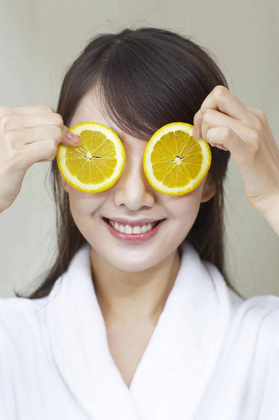 东方人,脸,头,脸颊,脖子,手,一个人,站,笑,微笑,露齿笑,竖图,室内,特写,白天,正面,浴袍,水果,亚洲,双手,仅一个女性,仅一个人,切开,握,阴影,灰色背景,新鲜,反射,影子,生食,食品,果实,黄种人,肩膀,食物,黄色,切,站着,仅一个中年女性,手部,握着,遮,遮掩,摄影,有机食品,绿色食品,影棚,掩盖,遮挡,甜橙,剖面,切面,遮盖,掩饰,女人,女性,中年女性,亚洲人,头部,脖,颈,颈部,脸部,脸蛋,面部,橙子,橙,站立,半身,彩图,影棚拍摄,汤帷子,浴衣,拍摄,鹄壳,黄橙,黄果,金橙,金环,金球,糖橙