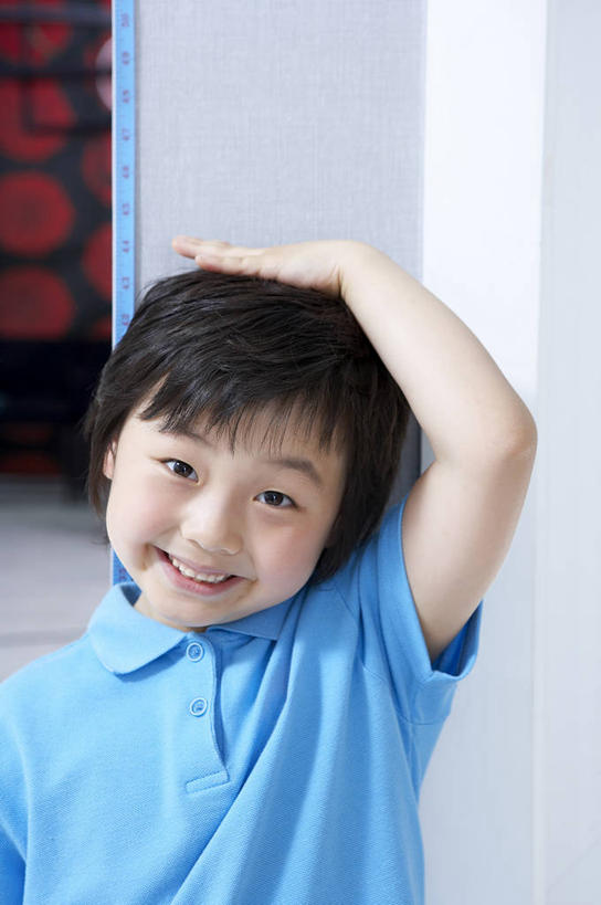 东方人,儿童,一个人,站,笑,微笑,露齿笑,竖图,室内,白天,正面,T恤衫,纯洁,亚洲,仅一个男性,仅一个人,阴影,服装,反射,测量,影子,刻度,墙,T恤,注视,休闲装,黄种人,墙壁,墙面,小孩,衣服,蓝色,尺,观察,看,站着,仅一个小孩,休闲,休闲服,可爱,童年,童趣,搭,服饰,观看,测量工具,尺子,察看,搭着,关注,童真,烂漫,无邪,量具,量仪,天真,男孩,男人,男性,亚洲人,孩子,站立,半身,彩图,身高尺,男生