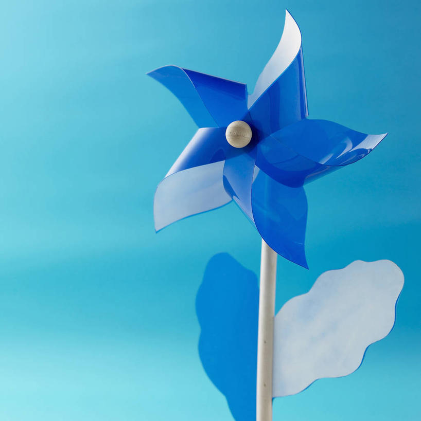 无人,竖图,室内,特写,白天,正面,快乐,自由,幸福,静物,风车,玩具,阴影,蓝色背景,反射,影子,娱乐,一个,蓝色,休闲,喜庆,活力,摄影,影棚,单个,希望,吉祥,象征,和平,梦想,忠诚,进取,灵动,勇敢,勤奋,团结,幸运,彩图,影棚拍摄,拍摄