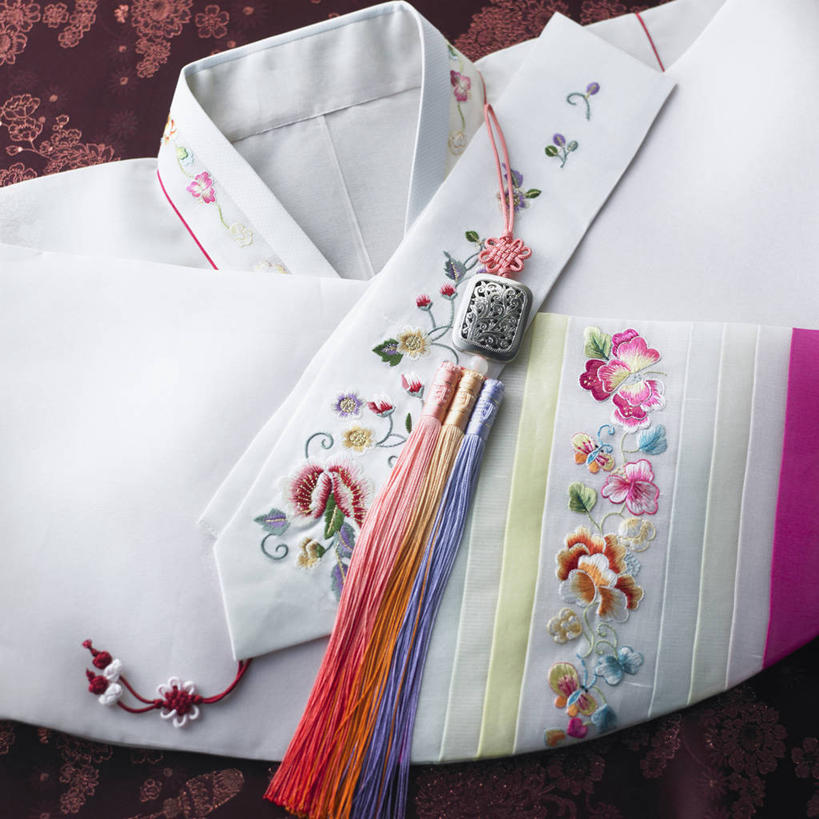 无人,方图,俯视,室内,特写,白天,民族服装,静物,阴影,装饰,反射,影子,装饰品,一个,装饰物,一件,服饰,单个,华丽,修饰,点缀,饰物,衬托,美观,雅致,雅观,朝鲜服,彩图,高角度拍摄,传统服装,民俗服,韩服