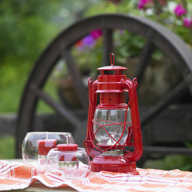 无人,竖图,室外,特写,白天,正面,餐桌,桌子,照明,一辆,阴影,朦胧,模糊,光线,木制,布料,推车,影子,灯光,布纹,车,灯,桌布,一个,阳光,餐巾,木制品,手推车,灯具,台布,交通工具,单个,餐台,货车,照亮,小推车,照明设备,载具,油灯,搬运车,餐桌布,彩图,平板车,手拉车