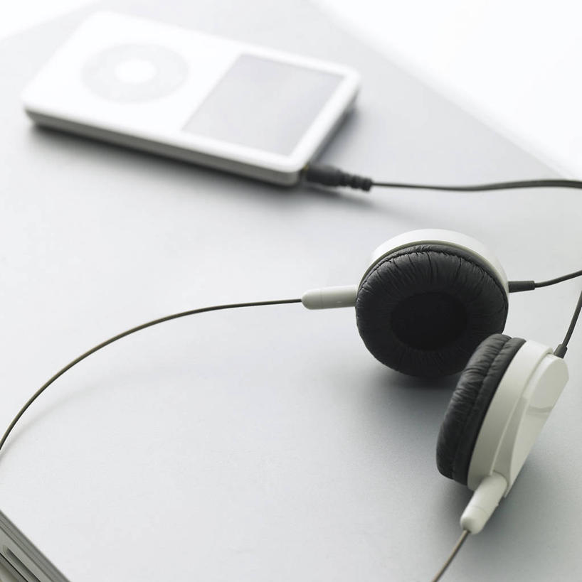 无人,竖图,俯视,室内,特写,白天,白色背景,陶醉,快乐,满意,幸福,静物,阴影,反射,影子,音响,音乐,音乐播放器,娱乐,一个,白色,耳机,随身听,享受,休闲,放松,摄影,影棚,单个,舒适,享乐,彩图,高角度拍摄,影棚拍摄,拍摄,ipod播放器,播放器,沉醉