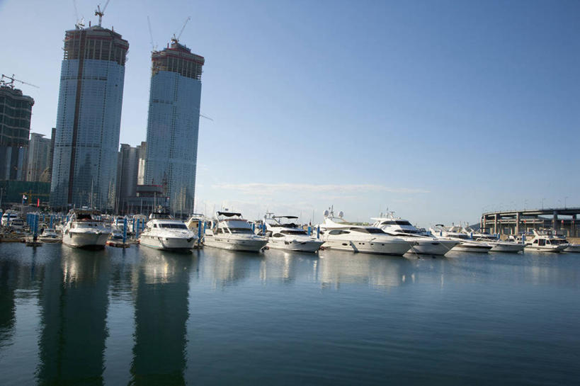 无人,高楼大厦,码头,横图,室外,白天,正面,度假,海浪,海洋,美景,城市风光,城市,大厦,港口,建筑,摩天大楼,船,一排,许多,阴影,整齐,光线,影子,景观,浪花,游艇,很多,娱乐,排列,蓝色,倒影,蓝天,天空,阳光,海水,交通工具,天,享受,休闲,景色,放松,军港,晴朗,倒映,队列,载具,海景,万里无云,反照,大海,风浪,海,海水的波动,近岸浪,涌浪,晴空,晴空万里,彩图,摆渡口,埠头,大楼,渡口,渡头,港湾,高层建筑,高楼,海港,口岸,摩天楼,商港