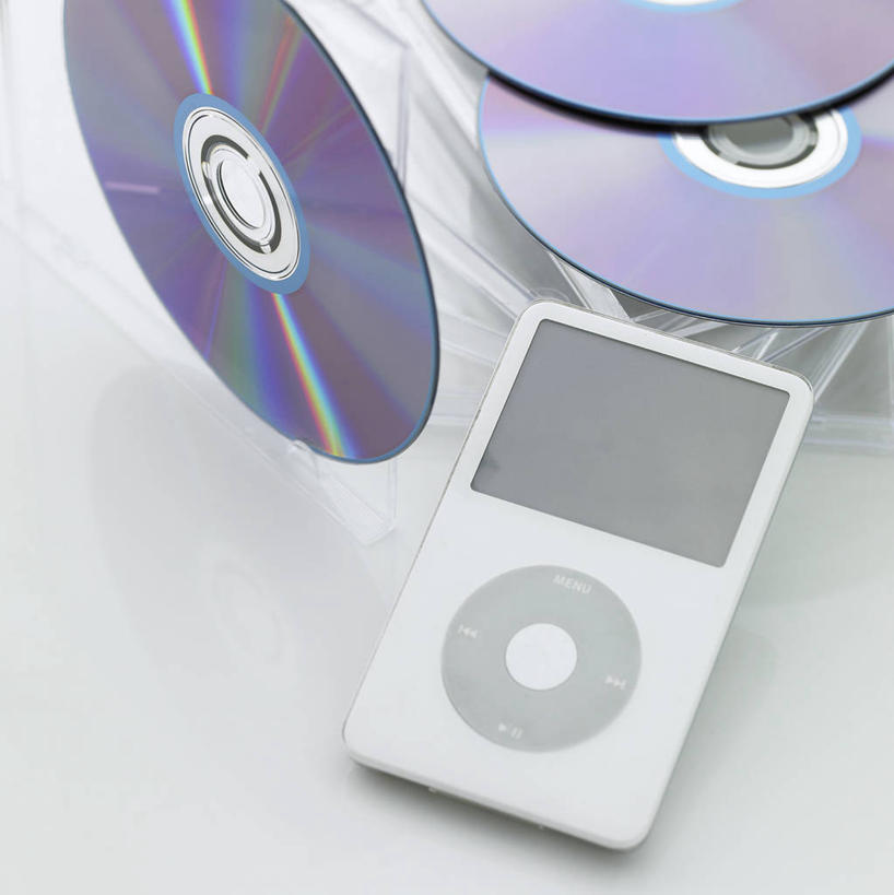 无人,竖图,俯视,室内,特写,白天,陶醉,快乐,数据,静物,阴影,灰色背景,反射,信息,光盘,影子,光碟,三张,音乐,音乐播放器,存储介质,一个,白色,随身听,享受,摄影,影棚,单个,碟片,存储,CD光盘,CD唱片,CD光碟,彩图,高角度拍摄,影棚拍摄,拍摄,ipod播放器,播放器,沉醉