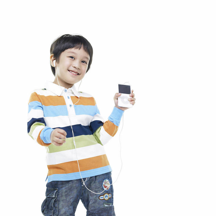 东方人,儿童,一个人,站,笑,微笑,露齿笑,竖图,室内,白天,白色背景,正面,陶醉,快乐,纯洁,亚洲,仅一个男性,仅一个人,握,阴影,服装,反射,影子,音乐,音乐播放器,注视,休闲装,黄种人,一个,小孩,衣服,随身听,观察,看,站着,仅一个小孩,享受,休闲,休闲服,可爱,童年,童趣,握着,摄影,服饰,影棚,单个,观看,察看,关注,童真,烂漫,无邪,天真,男孩,男人,男性,亚洲人,孩子,站立,半身,彩图,影棚拍摄,拍摄,ipod播放器,播放器,男生,沉醉