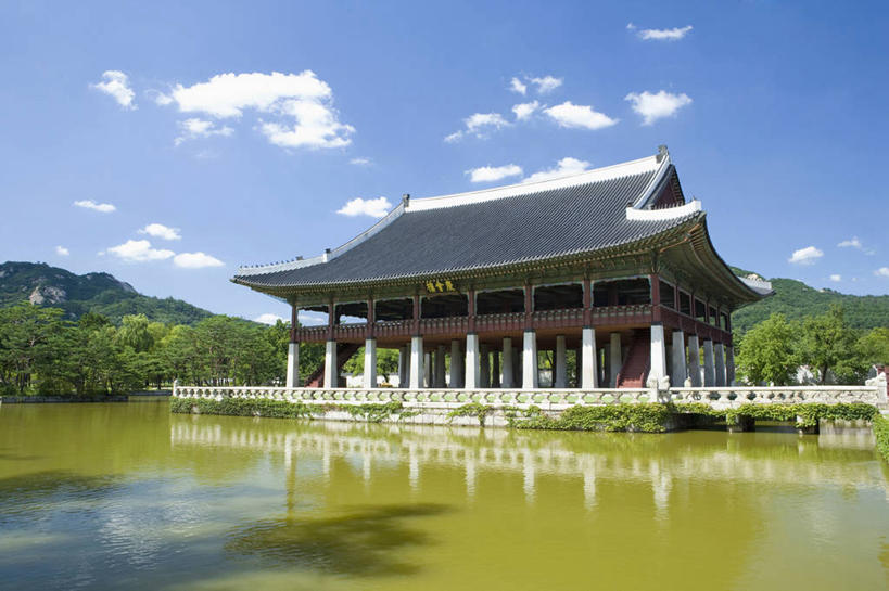 无人,宫殿,横图,室外,白天,正面,旅游,度假,草地,草坪,名胜古迹,植物,标志建筑,地标,建筑,景福宫,首尔,汉城,韩国,亚洲,阴影,遗迹,光线,瓦片,影子,亭子,屋顶,屋檐,池塘,水池,浮萍,首都,顶棚,古迹,文物,娱乐,建设,古建筑,檐,草,树,树木,绿色,倒影,天空,阳光,自然,凉亭,天,享受,休闲,旅游胜地,放松,生长,成长,倒映,水生植物,古文明,东亚,大韩民国,首尔市,首尔特别市,特别市,北阙,王宫,反照,彩图,青萍