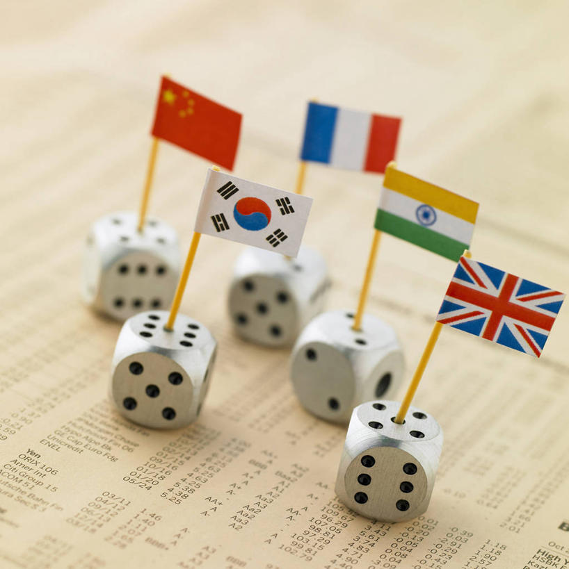 无人,竖图,俯视,室内,特写,白天,白色背景,游戏,阅读,赌博,贪欲,竞争,静物,报纸,旗帜,国旗,玩具,五个,许多,学习,阴影,朦胧,模糊,反射,信息,骰子,影子,玩,娱乐,刺激,休闲,浏览,摄影,影棚,活动,新闻,发泄,消遣,智力,赌具,色子,投机,侥幸,欲望,投子,宣泄,旗,玩耍,嬉戏,彩图,高角度拍摄,影棚拍摄,拍摄,万国旗,胜负,输赢,报刊