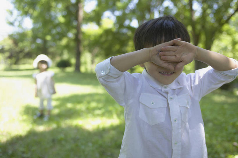 东方人,儿童,两个人,伙伴,朋友,站,横图,室外,白天,正面,游戏,友谊,纯洁,草地,草坪,植物,帽子,亚洲,阴影,服装,朦胧,模糊,光线,影子,玩,休闲装,黄种人,娱乐,草,树,树木,小孩,衣服,绿色,阳光,自然,遮阳帽,站着,休闲,休闲服,可爱,童年,童趣,遮,遮掩,服饰,生长,成长,活动,掩盖,遮挡,捉迷藏,发泄,消遣,智力,躲猫猫,童真,烂漫,无邪,遮盖,宣泄,掩饰,天真,友情,男孩,男人,男性,女孩,女人,女性,亚洲人,玩耍,嬉戏,站立,半身,彩图,男生,女生