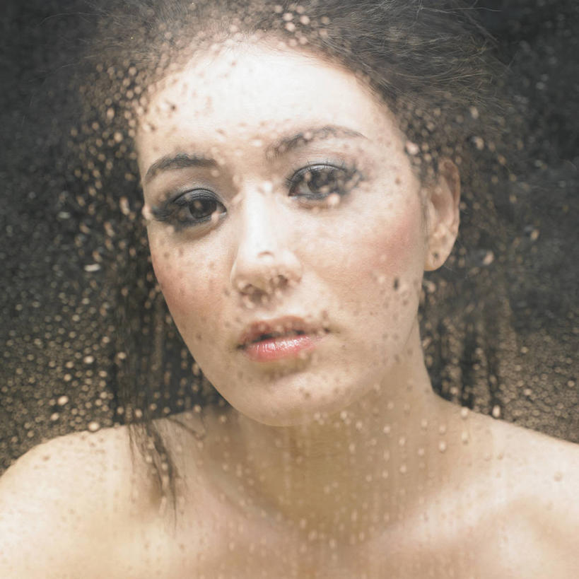 东方人,脸,头,脸颊,脖子,一个人,站,方图,室内,特写,白天,正面,水,玻璃,亚洲,仅一个年轻女性,仅一个女性,仅一个人,阴影,飞溅,黑色背景,朦胧,模糊,溅,反射,液体,影子,水滴,注视,黄种人,裸露,肩膀,玻璃制品,水珠,观察,看,站着,摄影,影棚,观看,察看,关注,喷洒,裸,年轻女性,女人,女性,亚洲人,头部,脖,颈,颈部,脸部,脸蛋,面部,站立,半身,彩图,影棚拍摄,拍摄