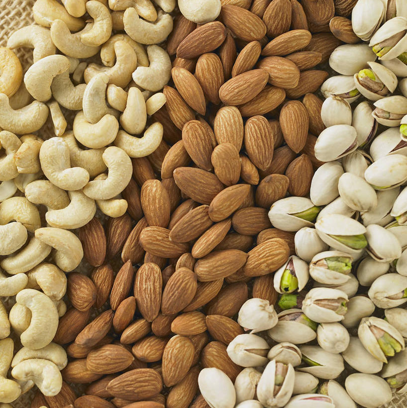 无人,竖图,俯视,室内,特写,白天,白色背景,杏仁,一堆,许多,阴影,堆叠,堆积,反射,影子,坚果,果实,很多,干果,摄影,影棚,堆,无名子,开心果,胡棒子,绿仁果,杏子,杏梅仁,杏核仁,木落子,苦杏仁,彩图,高角度拍摄,影棚拍摄,拍摄