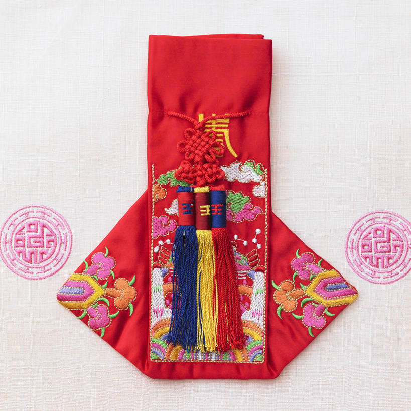 无人,方图,俯视,室内,特写,白天,静物,袋子,阴影,反射,布袋,影子,祝福,文化,传统,一个,红色,祈祷,祈福,健康,许愿,单个,福袋,纪念,祈求,吉祥,好运,平安,彩图,高角度拍摄