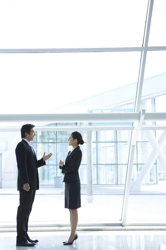 东方人,两个人,同事,商务人士,商务男性,商务女性,机场,站,竖图,室内,白天,侧面,高跟鞋,鞋,衬衫,时尚,成功,合作,团队,集体,信心,窗户,落地窗,飞机场,鞋子,亚洲,阴影,套装,反射,影子,皮革,注视,黄种人,队伍,玻璃窗,相视,观察,看,站着,面对面,观看,对视,察看,领导,互视,成就,关注,时髦,相对,商务装,合伙,领袖,工薪阶层,相看,时兴,男人,男性,年轻男性,年轻女性,女人,女性,亚洲人,白领,上班族,航空站,空港,站立,彩图,全身,衬衣,皮鞋