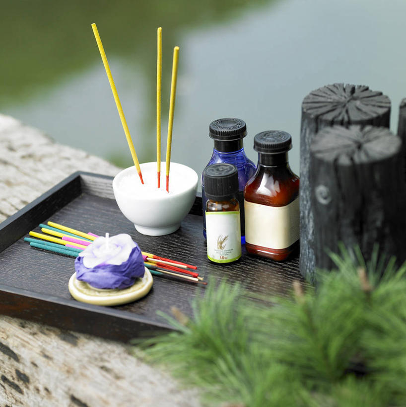 无人,竖图,俯视,室外,特写,白天,餐具,阴影,朦胧,模糊,光线,碟子,盘,影子,陶瓷,池塘,水池,食用油,油,枝条,陶瓷制品,玻璃制品,树枝,三个,一个,倒影,阳光,盘子,玻璃瓶,瓶子,容器,碟,碗,香油,单个,储藏,倒映,储存,植物油,反照,虬枝,枝杈,彩图,高角度拍摄,芝麻油,贮存