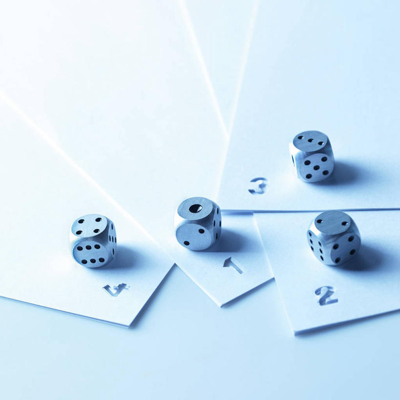 无人,方图,俯视,室内,特写,白天,静物,玩具,阴影,蓝色背景,反射,粘性,骰子,影子,办公用品,便利贴,便签,文具,四个,摄影,影棚,办公设备,文具用品,记事,赌具,色子,投子,快捷,文化工具,方便,N次贴,便条贴,告诉贴,即时贴,便贴纸,彩图,高角度拍摄,影棚拍摄,拍摄