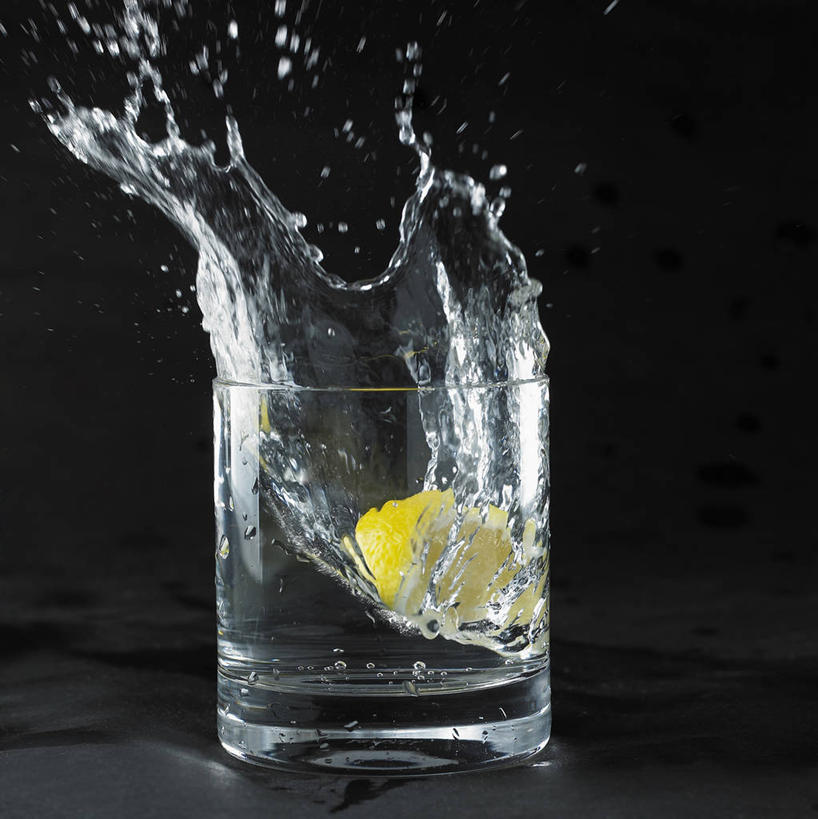 无人,竖图,室内,特写,白天,正面,水,柠檬,杯子,水果,阴影,飞溅,黑色背景,新鲜,溅,反射,液体,影子,水滴,生食,食品,果实,玻璃制品,水珠,食物,一个,黄色,水杯,摄影,有机食品,绿色食品,影棚,单个,喷洒,玻璃杯,益母果,柠檬片,柠果,彩图,影棚拍摄,拍摄