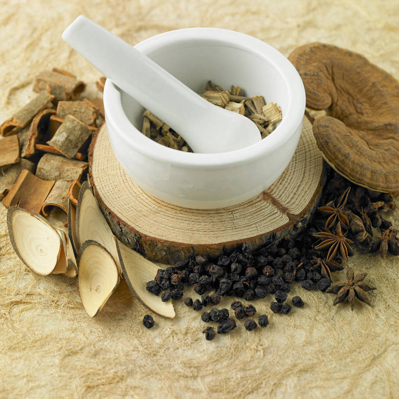 无人,竖图,俯视,室内,特写,白天,餐桌,桌子,灵芝,一堆,许多,阴影,堆叠,堆积,反射,纹路,木制,纹理,影子,菌菇,调料,调味,香料,佐料,黑胡椒,调味品,很多,调味料,菌类,一个,白色,木制品,香草,器皿,单个,餐台,堆,配料,研磨,真菌,臼杵,研杵,肌理,研钵,作料,臼,药用菌,芳香植物,神芝,灵芝草,胡椒,彩图,高角度拍摄,菌灵芝