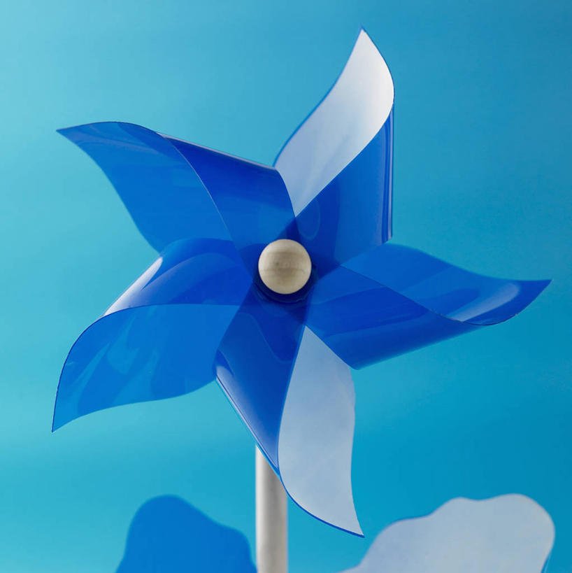 无人,竖图,室内,特写,白天,正面,快乐,自由,幸福,静物,风车,玩具,阴影,蓝色背景,反射,影子,娱乐,一个,蓝色,休闲,喜庆,活力,摄影,影棚,单个,希望,吉祥,象征,和平,梦想,忠诚,进取,灵动,勇敢,勤奋,团结,幸运,彩图,影棚拍摄,拍摄