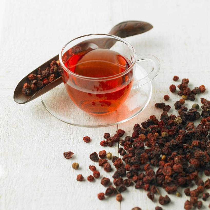 无人,竖图,俯视,室内,特写,白天,白色背景,幸福,植物,茶,杯子,餐具,玻璃,一堆,许多,阴影,堆叠,堆积,反射,碟子,盘,影子,茶叶,草药,药草,很多,一杯,娱乐,中药,玻璃制品,一个,红色,盘子,水杯,碟,享受,休闲,温馨,放松,乐趣,摄影,影棚,单个,堆,提神,舒适,醒脑,药材,中草药,中药材,本草,北五味子,秤砣子,五味子,茶杯,彩图,高角度拍摄,影棚拍摄,拍摄,五味子茶