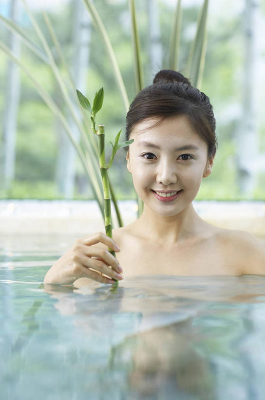 东方人,一个人,游泳池,站,笑,微笑,露齿笑,竖图,室内,白天,正面,按摩,美容,纯洁,水,植物,窗户,落地窗,竹子,叶子,亚洲,仅一个年轻女性,仅一个女性,仅一个人,护肤,握,阴影,波纹,反射,纹理,影子,水池,水面,绿叶,注视,黄种人,泳池,裸露,玻璃窗,绿色,倒影,水纹,波浪,观察,看,站着,保养,享受,休闲,嫩叶,放松,握着,SPA水疗,保健,温泉浴场,观看,察看,倒映,高雅,关注,裸,养颜,肌理,奉献,质朴,正直,担当,反照,年轻女性,女人,女性,亚洲人,叶,叶片,叶脉,竹,矿泉疗养地,站立,半身,彩图,水疗,奋进,操守,四君子,岁寒三友,性坚,虚怀,虚心,善群,卓尔