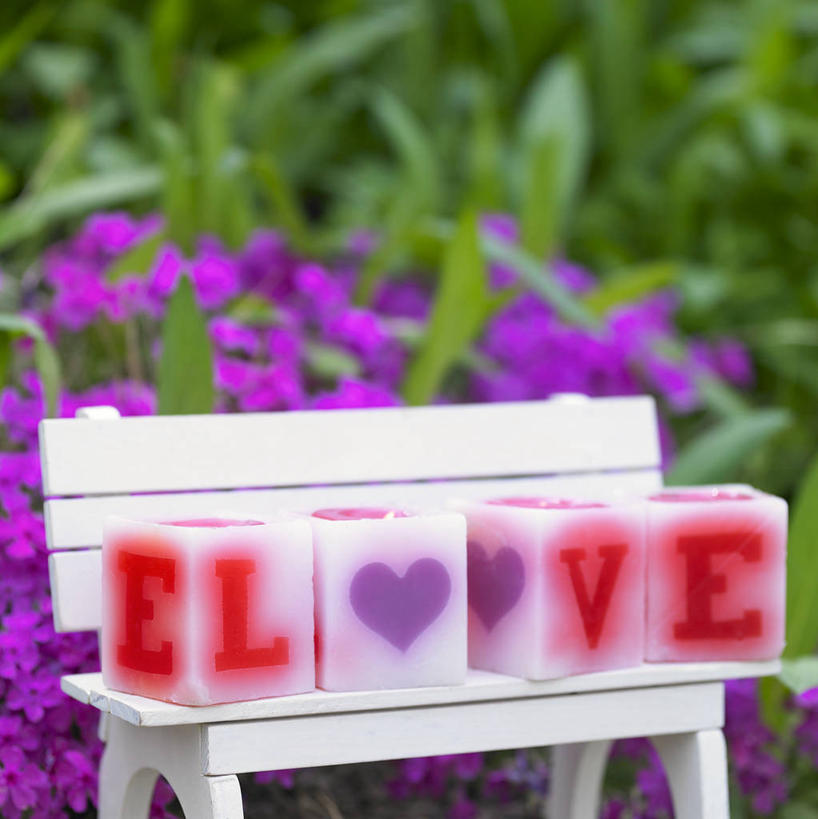 无人,竖图,室外,特写,白天,正面,草地,草坪,植物,蜡烛,椅子,一把,阴影,朦胧,模糊,光线,影子,木椅,草,粉色,绿色,白色,阳光,四个,烛炬,彩图