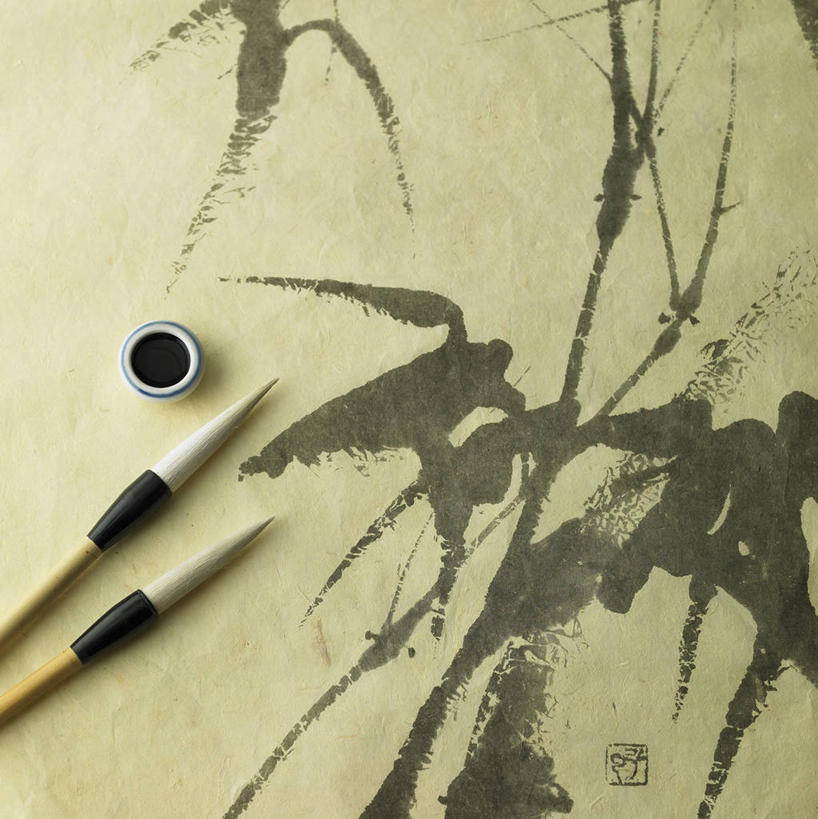 无人,竖图,俯视,室内,特写,白天,绘画,静物,叶子,阴影,艺术,反射,笔,毛笔,墨水,影子,绿叶,办公用品,古典,文化,文具,绿色,黑色,学习用品,工艺品,品味,嫩叶,摄影,影棚,墨,墨汁,文具用品,美术,两支,高雅,文房四宝,国画,水墨画,美学,水墨,叶,叶片,彩图,高角度拍摄,影棚拍摄,拍摄