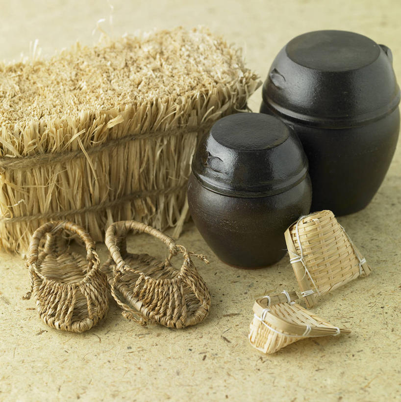 无人,交叉,竖图,俯视,室内,特写,白天,竹子,静物,鞋子,一双,阴影,灰色背景,竹制,编织,反射,罐子,篮子,影子,陶瓷,陶瓷制品,两个,一个,黑色,瓶子,竹篮,摄影,草鞋,影棚,单个,竹条,交织,竹制品,穿插,彩图,高角度拍摄,影棚拍摄,拍摄