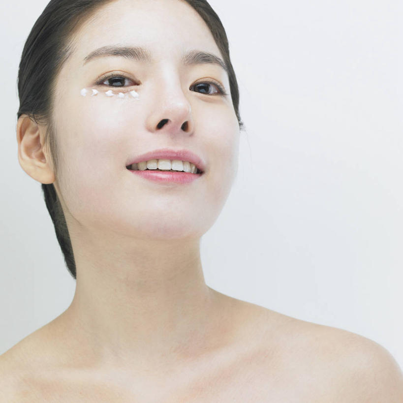 东方人,脸,头,脸颊,脖子,手,一个人,站,笑,微笑,露齿笑,方图,室内,特写,白天,白色背景,正面,化妆,美容,亚洲,仅一个年轻女性,仅一个女性,仅一个人,护肤,阴影,美白,反射,影子,注视,黄种人,裸露,肩膀,观察,看,站着,保养,享受,休闲,手部,面霜,放松,保健,摄影,影棚,观看,保湿,察看,滋润,乳液,护肤品,关注,裸,护肤用品,舒缓,养颜,控油,紧肤,嫩肤,抗衰,再生,增白,补水,祛斑,抗皱,防皱,除皱,去皱,年轻女性,女人,女性,亚洲人,头部,脖,颈,颈部,脸部,脸蛋,面部,站立,半身,彩图,影棚拍摄,拍摄