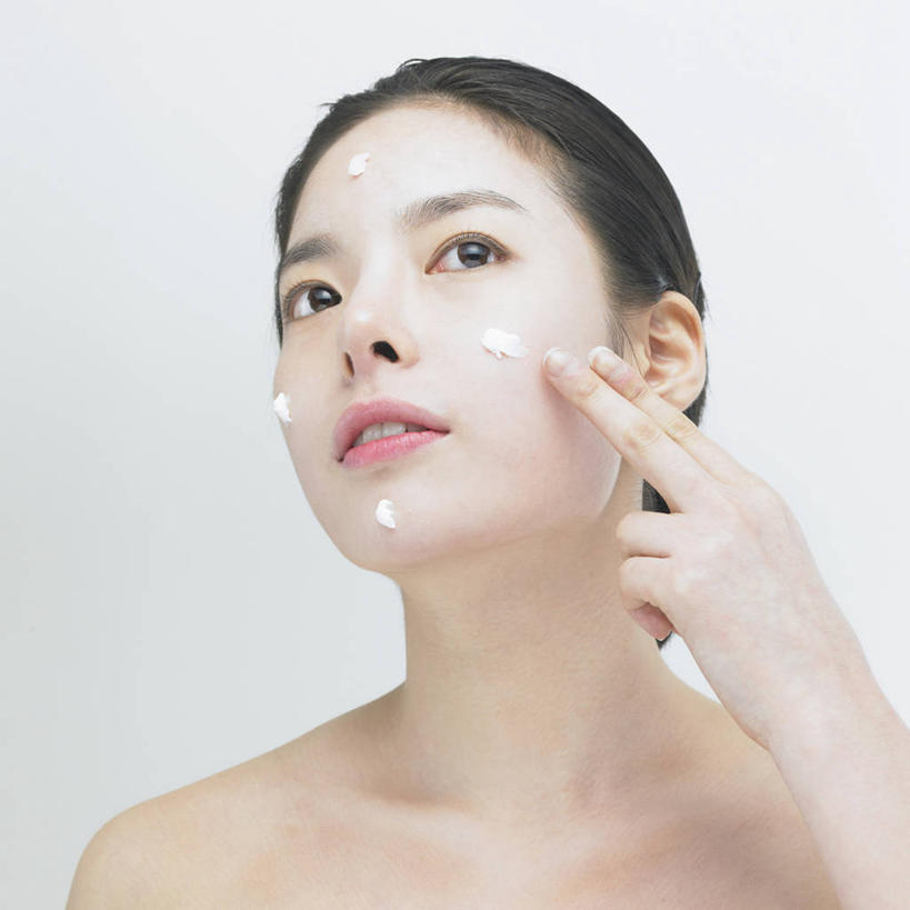 东方人,脸,头,脸颊,脖子,手,一个人,站,方图,室内,特写,白天,白色背景,正面,化妆,美容,亚洲,仅一个年轻女性,仅一个女性,仅一个人,护肤,阴影,美白,反射,影子,注视,黄种人,裸露,肩膀,观察,看,站着,保养,享受,休闲,手部,面霜,放松,搭,保健,摄影,影棚,观看,保湿,单手,察看,滋润,乳液,护肤品,搭着,关注,裸,护肤用品,舒缓,养颜,控油,紧肤,嫩肤,抗衰,再生,增白,补水,祛斑,抗皱,防皱,除皱,去皱,年轻女性,女人,女性,亚洲人,头部,脖,颈,颈部,脸部,脸蛋,面部,站立,半身,彩图,影棚拍摄,拍摄