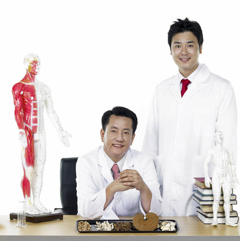 东方人,两个人,同事,医生,办公室,医院,站,坐,笑,微笑,露齿笑,竖图,室内,白天,正面,工作服,衬衫,制服,成功,合作,团队,集体,信心,家具,桌子,灵芝,书籍,椅子,亚洲,一堆,许多,撑,阴影,堆叠,堆积,立体,反射,空间,影子,办公桌,墙,菌菇,领带,很多,菌类,注视,黄种人,队伍,墙壁,墙面,两个,一个,白色,会议椅,模型,书本,观察,看,站着,医护人员,医疗人员,规划,单个,观看,堆,办公椅,察看,领导,撑着,象征,庄重,白大褂,真菌,成就,关注,身份,合伙,领袖,医疗机构,办公家具,正式,地位,商务椅,培训椅,直观,建筑模型,建筑设计,工作制服,药用菌,男人,男性,年轻男性,中年男性,亚洲人,大夫,设计,书,图书,神芝,灵芝草,站立,坐着,半身,彩图,衬衣,工作套服,病院,诊所,菌灵芝