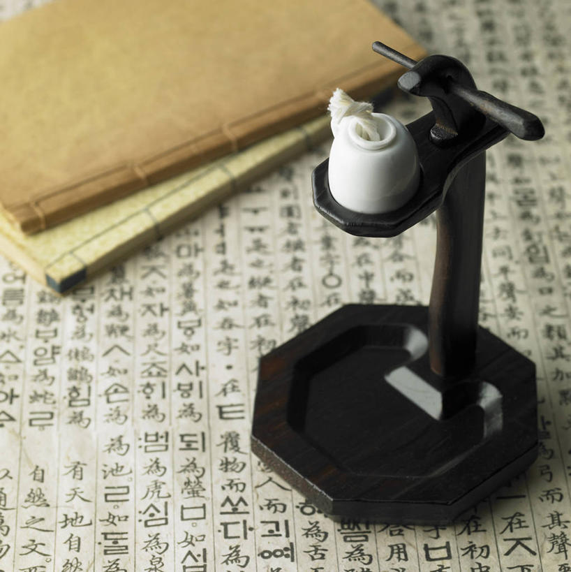 无人,竖图,俯视,室内,特写,白天,静物,书籍,照明,一排,许多,阴影,整齐,并列,并排,反射,标志,文字,影子,字符,字母,灯光,很多,标识,煤油灯,灯,排列,一个,黑色,书本,灯具,单个,两本,照亮,照明设备,队列,平行,韩语,书,图书,彩图,高角度拍摄,朝鲜语,韩国语,马灯