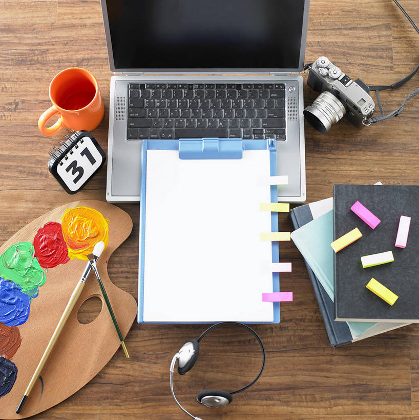 无人,竖图,俯视,室内,特写,白天,快乐,满意,幸福,电脑,笔记本电脑,桌子,静物,杯子,相机,一本,许多,阴影,反射,粘性,网络,木制,影子,办公用品,便利贴,便签,记事本,音响,很多,音乐,娱乐,通讯设备,书桌,文具,排列,一个,拍照,本子,笔记本,耳机,课桌,木制品,数码相机,水杯,享受,休闲,橙色,放松,摄影,单个,调色盘,一台,办公设备,文具用品,记事,无线,调色板,舒适,享乐,通信设备,无线网络,无线上网,便携式电脑,快捷,文化工具,方便,N次贴,便条贴,告诉贴,即时贴,摆列,画具,便贴纸,手提电脑,茶杯,照相机,彩图,高角度拍摄,照相,布列,分列