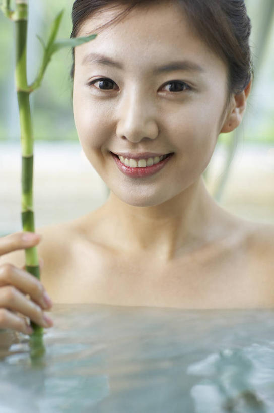 东方人,脸,头,脸颊,手,一个人,游泳池,站,笑,微笑,露齿笑,竖图,室内,特写,白天,正面,按摩,美容,纯洁,水,竹子,亚洲,仅一个女性,仅一个人,护肤,握,阴影,波纹,朦胧,模糊,反射,影子,水池,水面,注视,黄种人,泳池,裸露,水纹,波浪,观察,看,站着,仅一个中年女性,保养,享受,休闲,手部,放松,握着,SPA水疗,保健,温泉浴场,观看,单手,察看,高雅,关注,裸,养颜,奉献,质朴,正直,担当,女人,女性,中年女性,亚洲人,头部,脸部,脸蛋,面部,竹,矿泉疗养地,站立,半身,彩图,水疗,奋进,操守,四君子,岁寒三友,性坚,虚怀,虚心,善群,卓尔